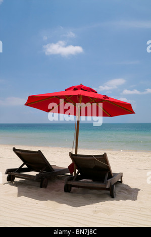 Roten Regenschirm am Ao Thong Nai Pan Noi Strand Koh Phangan Thailand Stockfoto