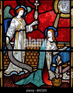 Detail aus einem Glasfenster, die Darstellung der Verkündigung, Kirche von St. Symphorian, Forrabury, Boscastle, Cornwall, England Stockfoto