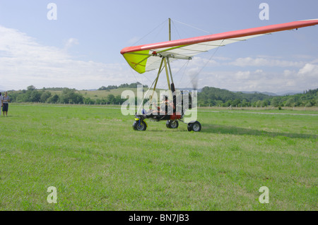 Motorsegler fliegen aus Stockfoto