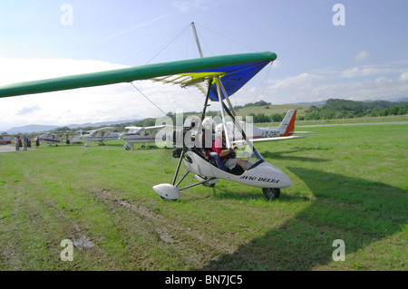 Motorsegler fliegen aus Stockfoto