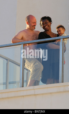 Mutter Vater und Kind Junge stand auf einem Urlaub Hotelbalkon Stockfoto