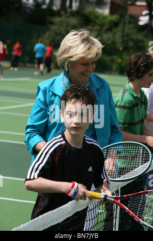 Greg Rusedski und sue Barker Tennisspieler und bbc-TV-Wimbledon-Moderator bei einer Veranstaltung öffnen neue Tennisplätze im Norden Londo Stockfoto