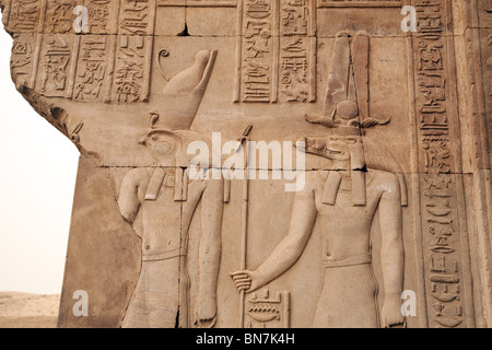 Bas-Relief Alabaster-Schnitzereien der Götter Horus und Sobek im Tempel des Horus und Sobek, Kom Ombo, Oberägypten Stockfoto