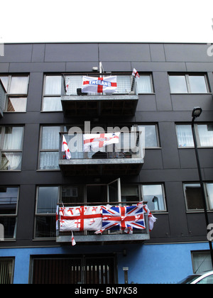 London Juli 2010.World Cup England Fahnen auf Balkonen Stockfoto