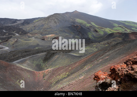 Krater in der Nähe von der Rifugio Sapienza am Südhang mit Blick auf den Gipfel, den Ätna, Sizilien, Italien Stockfoto