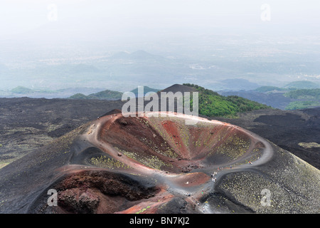 Ein Krater in der Nähe von der Rifugio Sapienza am Südhang mit Blick auf die Küste, den Ätna, Sizilien, Italien Stockfoto