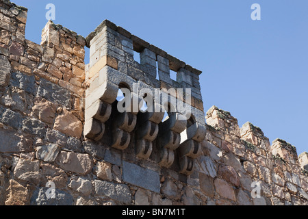 Avila, Provinz Ávila, Spanien. Detail der Stadtbefestigung. Ein Brattice oder Maschikulis, in die Wand eingebaut. Stockfoto