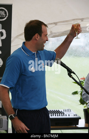 Greg Rusedski und sue Barker Tennisspieler und bbc-TV-Wimbledon-Moderator bei einer Veranstaltung öffnen neue Tennisplätze im Norden Londo Stockfoto