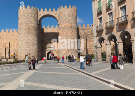 Avila, Provinz Ávila, Spanien. Die Puerta del Alcazar und die Stadtmauern von der Plaza de Santa Teresa gesehen. Stockfoto