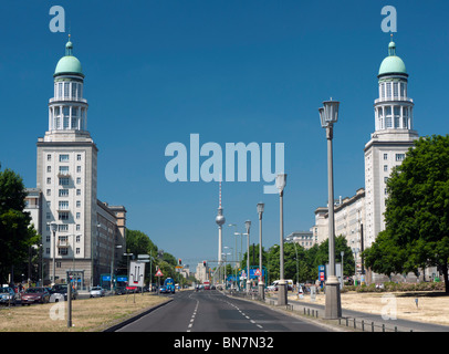 Blick entlang der historischen Karl-Marx-Allee in Richtung Frankfurter Tor in Berlin Deutschland Stockfoto