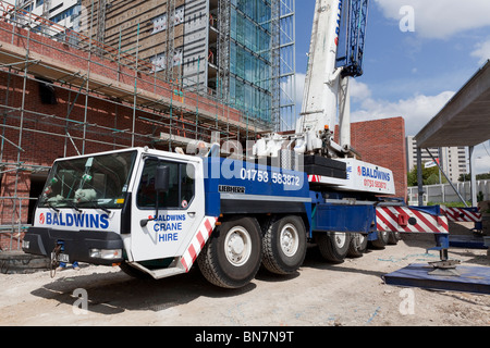 Ausleger für ein hoch mobiler Kran einrichten auf einer Baustelle. Stockfoto