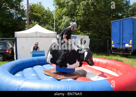 Mechanische Rodeo-Stier reiten auf dem Glastonbury Festival 2010 Stockfoto