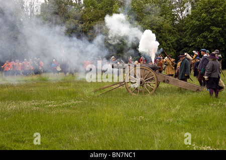 Die Canon-Sicherung haben nur entzündet die Crew stehen wieder die Explosion warten. Stockfoto