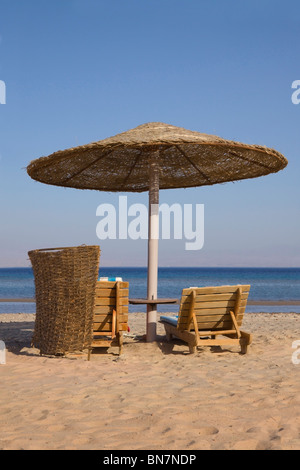 Sonnenliegen unter einem Sonnensegel auf einem ägyptischen Strand Stockfoto