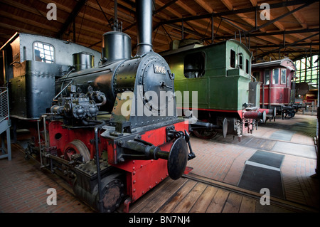 Alte Dampflokomotiven und Züge auf dem Display an Deutches Technikmuseum in Berlin Deutschland Stockfoto