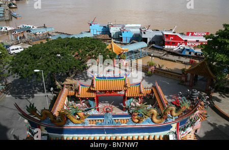 Stadt von Sibu, Sarawak, Borneo, Malaysia. Blick von der Tua Pek Kong Temple auf die schwimmenden Märkte auf dem Rajang-Fluss. Stockfoto