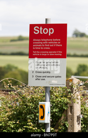 Bauernhof Bahnübergang Warnung Zeichen und Zugang Telefon. Stockfoto