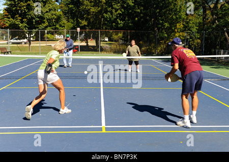 Pickleball ist ein Tennis wie Sport gespielt von Menschen aller Altersgruppen Stockfoto