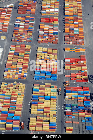 Container in Bootle Docks, aus der Luft, North West England Stockfoto