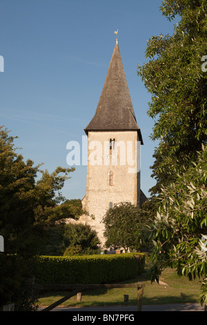 Holy Trinity Church Bosham mit seinen Kies bedeckt Turm an einem sonnigen Sommerabend Stockfoto