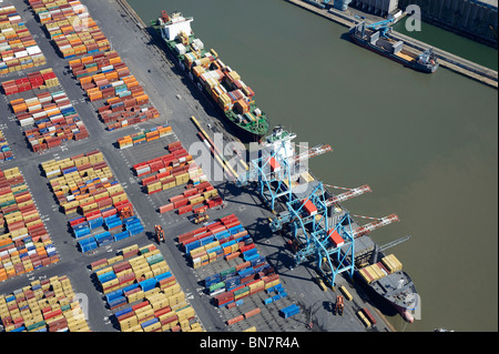 Schiffe laden in Bootle Docks, Liverpool, aus der Luft, North West England Stockfoto