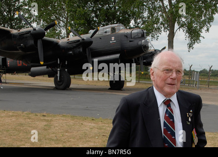 Pilot Tom Payne mit Lancaster-Bomber wie die, die er im zweiten Weltkrieg flog. Stockfoto