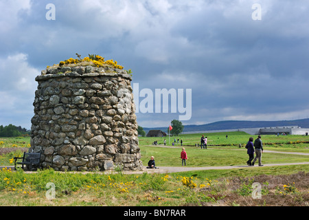 Touristen besuchen das Moor mit seinen Memorial Cairn und Besucher Zentrum bei Culloden Battlefield, Schottland, Großbritannien Stockfoto