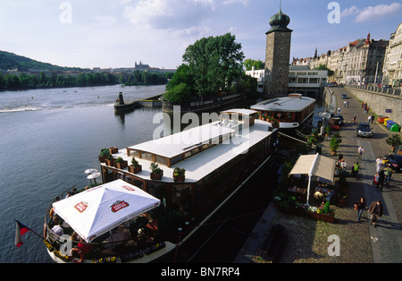 Tschechische Republik. Prag. Juni 2010. Boot-Restaurants am Masarykovo Nabrezi vor der Manes Gebäude, eröffnet im Jahre 1930 auf Slo Stockfoto