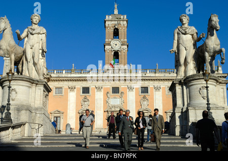 Die Twin-Statuen von Castor und Pollux am Eingang an der Piazza del Campidoglio in Rom, Italien Stockfoto