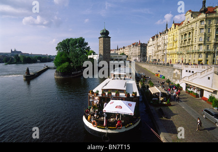 Tschechische Republik. Prag. Juni 2010. Boot-Restaurants am Masarykovo Nabrezi vor der Manes Gebäude. Stockfoto