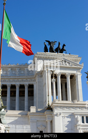 Statuen zieren die Il Vittoriano auf dem Capitole-Hügel in Rom, Italien Stockfoto