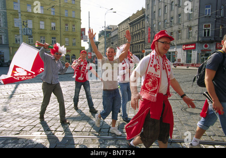 Tschechische Republik. Prag. Juni 2010. Polnischen Fußball-Fans in der Nähe von u-Bahnstation i.p. Pavlova (Jugoslavska Straße) Stockfoto