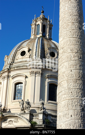 Trajans Spalte und Santissimo Nome di Maria al Foro Traiano off nur Piazza Venezia in Rom, Italien Stockfoto