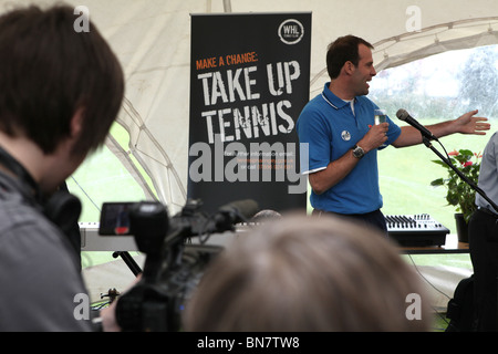 Greg Rusedski und sue Barker Tennisspieler und bbc-TV-Wimbledon-Moderator bei einer Veranstaltung öffnen neue Tennisplätze im Norden Londo Stockfoto