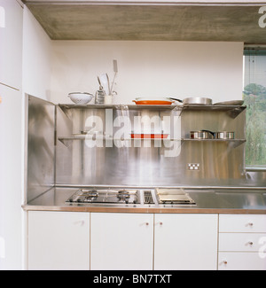 Splash-Edelstahlboden und Arbeitsplatte in modernen weißen Küche Stockfoto