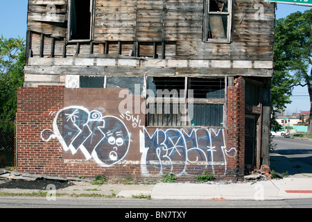 Graffiti auf leerstehende Gebäude östlich von Detroit Michigan USA Stockfoto