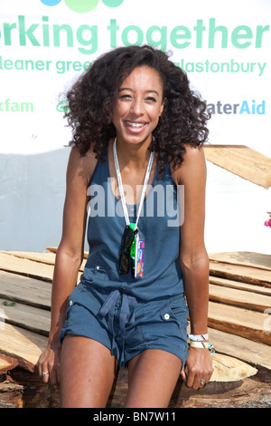 Corinne Bailey Rae hinter den Kulissen auf dem Glastonbury Festival 2010. Somerset, England, Vereinigtes Königreich. Stockfoto