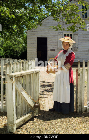 Dolmetscher im 18. Jahrhundert Kleid empfängt die Besucher in der James Geddy House & Gießerei auf dem Green Palace in Colonial Williamsburg, Virginia, USA. Stockfoto