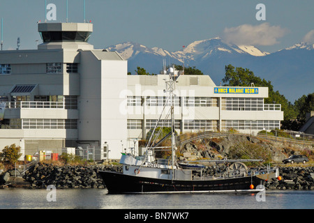 Kommerziellen Fischerboot mit Hafen Kontrollturm in Hintergrund-Victoria, British Columbia, Kanada. Stockfoto