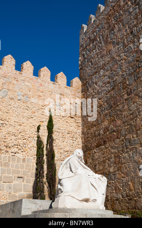 Avila, Provinz Ávila, Spanien. Statue der Hl. Teresa von Puerta del Alcazar Stockfoto