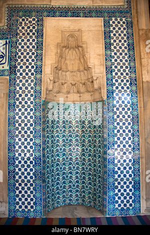 Keramische Wandfliesen im Inneren Rustem Pasha Moschee, Eminonu, Istanbul, Türkei Stockfoto