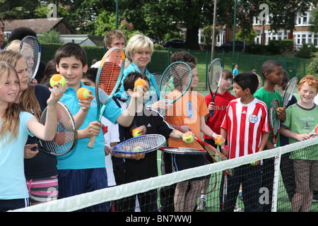 Greg Rusedski und sue Barker Tennisspieler und bbc-TV-Wimbledon-Moderator bei einer Veranstaltung öffnen neue Tennisplätze im Norden Londo Stockfoto