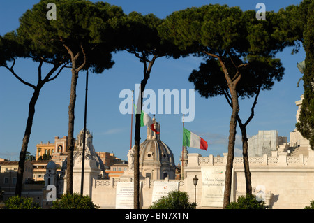 Statuen zieren die Il Vittoriano auf dem Capitole-Hügel in Rom, Italien Stockfoto