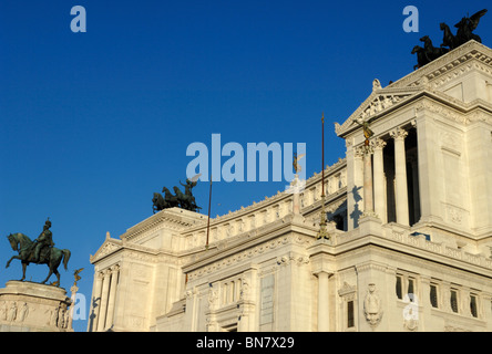 Statuen zieren die Il Vittoriano auf dem Capitole-Hügel in Rom, Italien Stockfoto