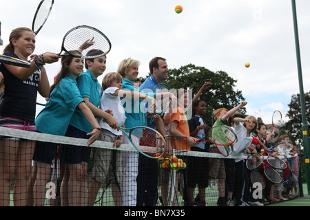 Greg Rusedski und sue Barker Tennisspieler und bbc-TV-Wimbledon-Moderator bei einer Veranstaltung öffnen neue Tennisplätze im Norden Londo Stockfoto