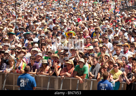 Menge aus der Pyramide-Bühne auf dem Glastonbury Festival 2010 fotografiert Stockfoto