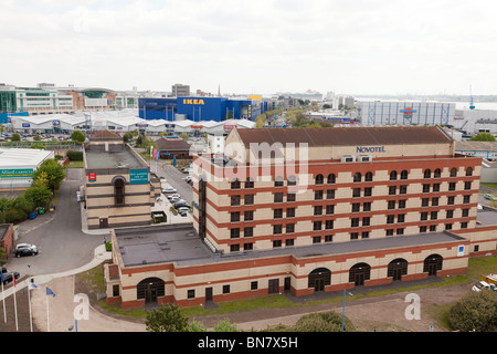 Hohen Blick auf Novotel und Ibis Hotel in Southampton West Quay Stockfoto