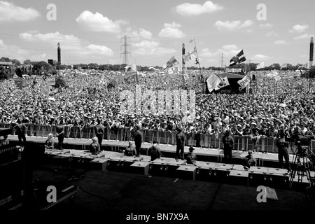 Menge aus der Pyramide-Bühne auf dem Glastonbury Festival 2010 fotografiert Stockfoto