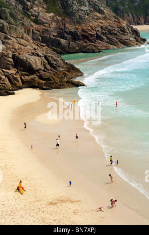 Frühsommer am Porthcurno Beach in Cornwall, Großbritannien Stockfoto