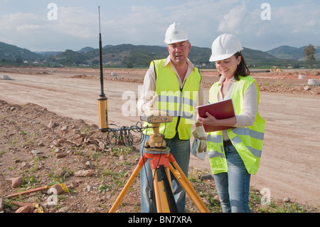 Bauarbeiter, die Prüfung der Ausrüstung im Feld Stockfoto